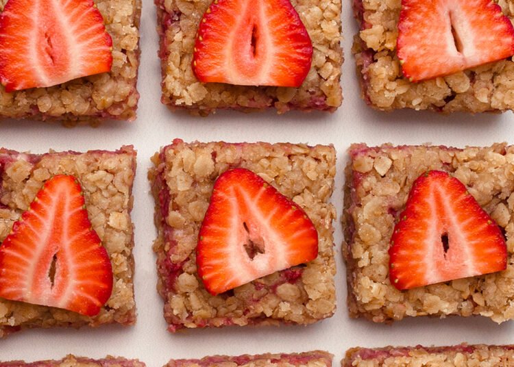 Strawberry Oatmeal Bars – The Finest Wholesome Recipe!