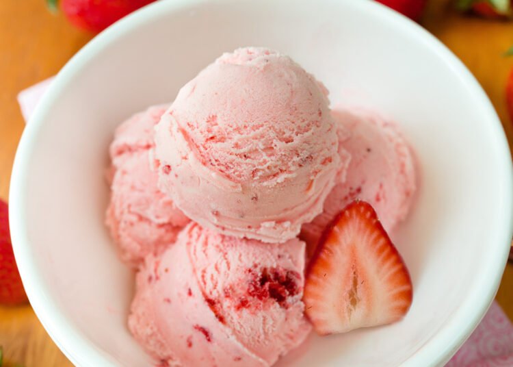 Vegan Strawberry Ice Cream – Simply 4 Substances!