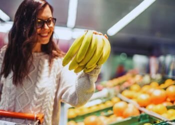 10 Issues You Ought to At all times Verify Earlier than Shopping for Bananas