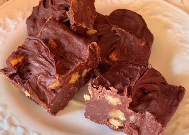 EASIEST FUDGE EVER – The Southern Girl Cooks