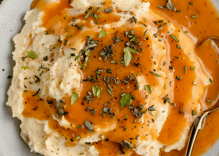 The BEST Home made Turkey Gravy (prepared in 20 minutes!)