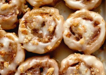 Keto Cinnamon Rolls – Simple, 10 Minute Recipe (No Mozzarella!)