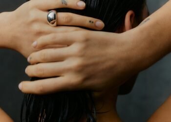 Can ‘Darkish Showering’ Really Scale back Stress and Enhance Sleep?