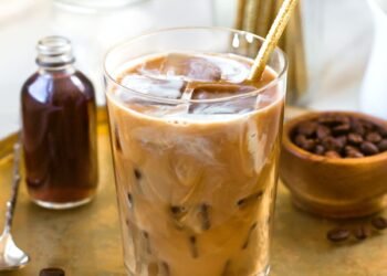 Vegan Iced Latte Recipe – (Straightforward Selfmade Espresso Drink!)