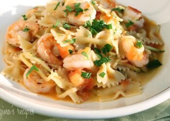 Shrimp and Zucchini Pasta in Mild Tomato Sauce