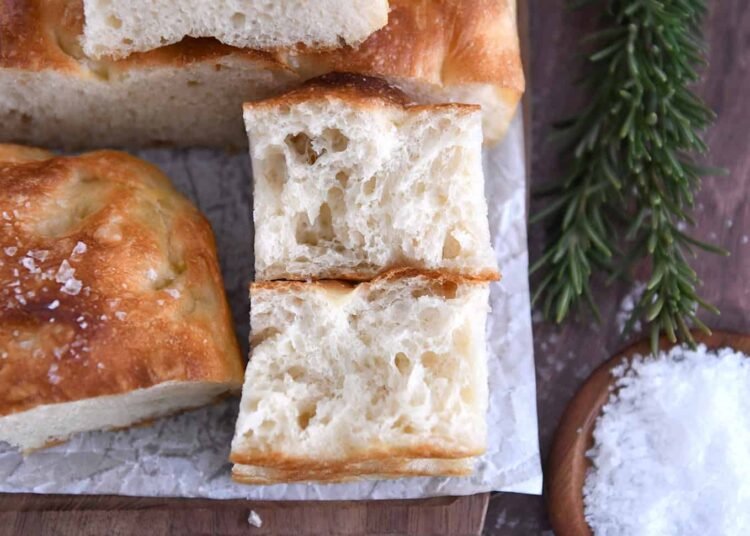 Simple Extremely-Fluffy Focaccia Bread {No Knead, One Bowl}